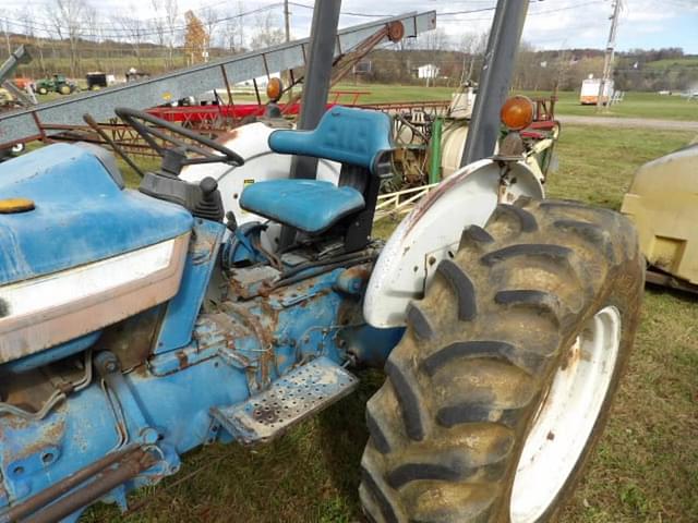 Image of Ford 3910 equipment image 4