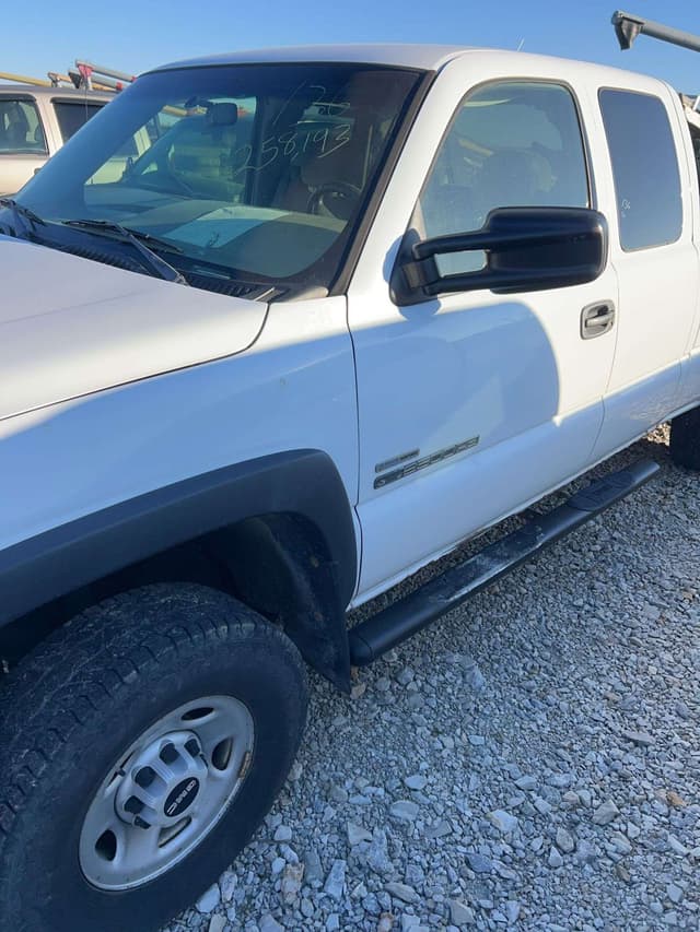 Image of GMC 2500HD equipment image 3