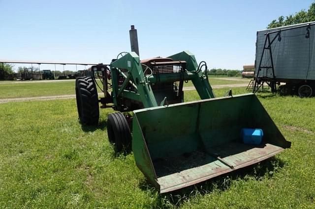 Image of International Harvester 826 equipment image 1