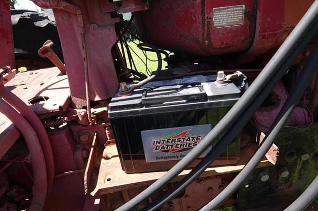 Image of International Harvester 826 equipment image 2