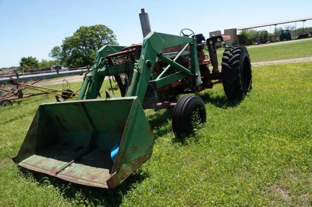 Main image International Harvester 826