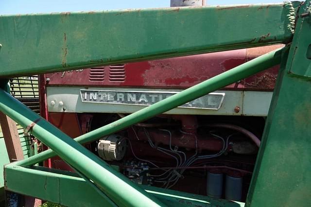 Image of International Harvester 826 equipment image 3