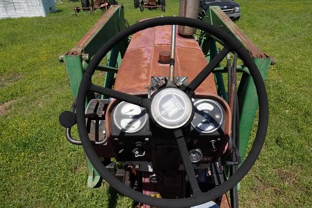Image of International Harvester 826 equipment image 4