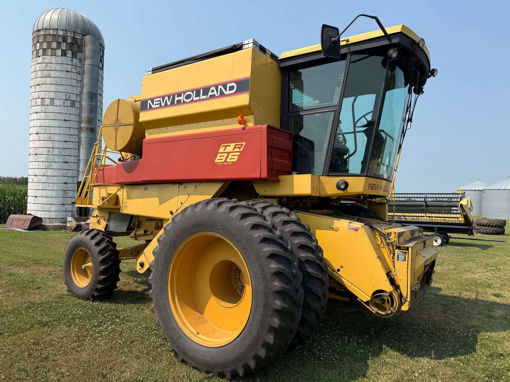 1992 New Holland TR86 Equipment Image0