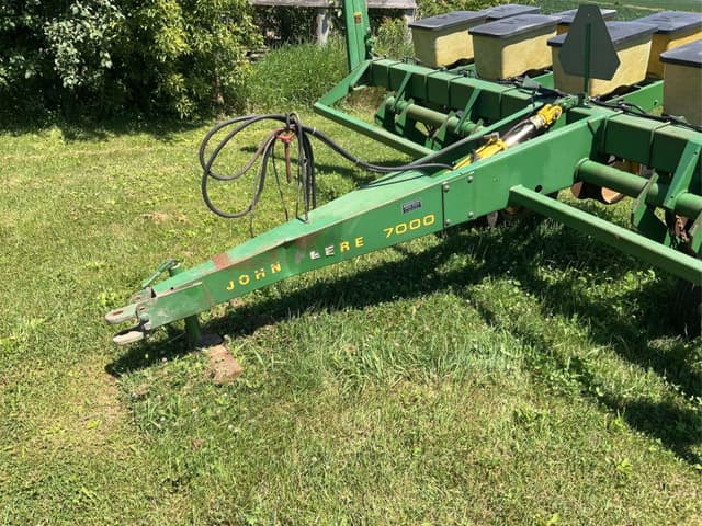 Image of John Deere 7000 equipment image 2