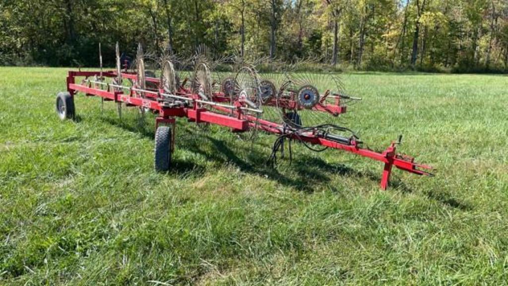 SOLD - Gehl 520 Lot No. 31 Hay and Forage | Tractor Zoom