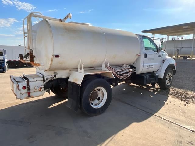 Image of Ford F-750 equipment image 4