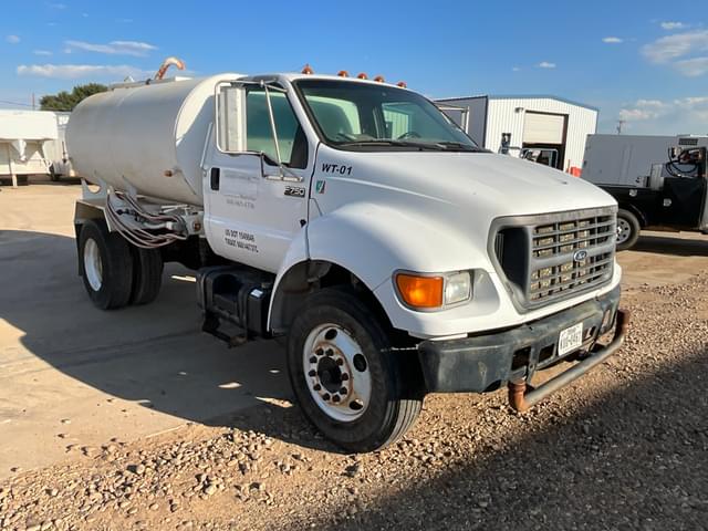 Image of Ford F-750 equipment image 2