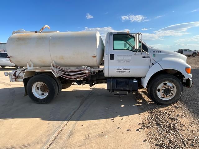 Image of Ford F-750 equipment image 3