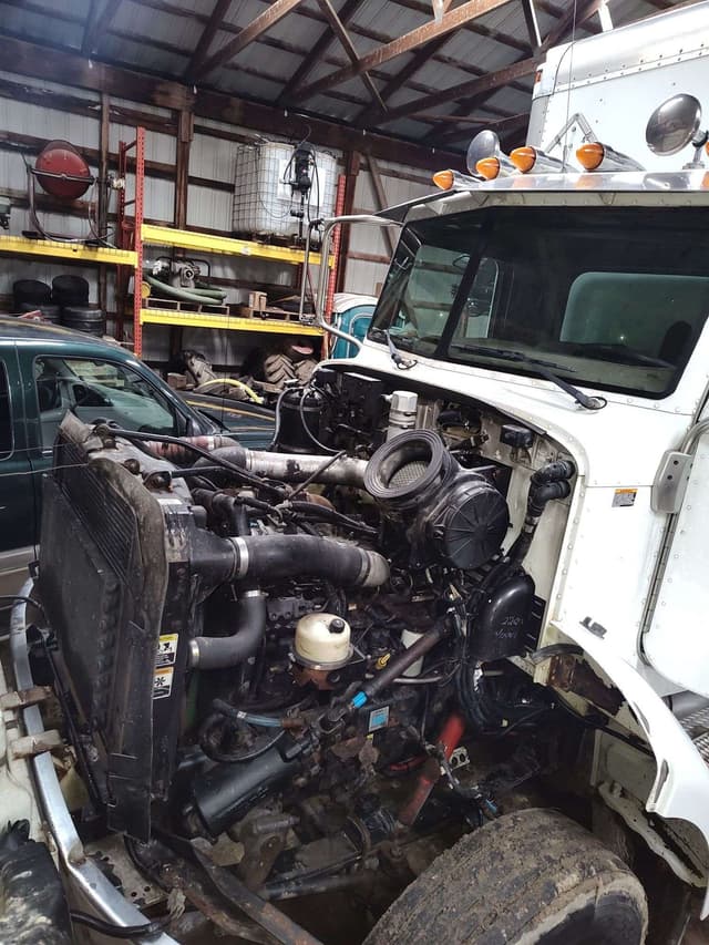 Image of Peterbilt 335 equipment image 4