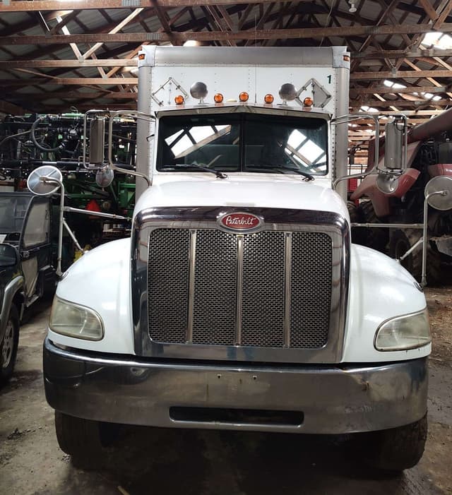 Image of Peterbilt 335 equipment image 2