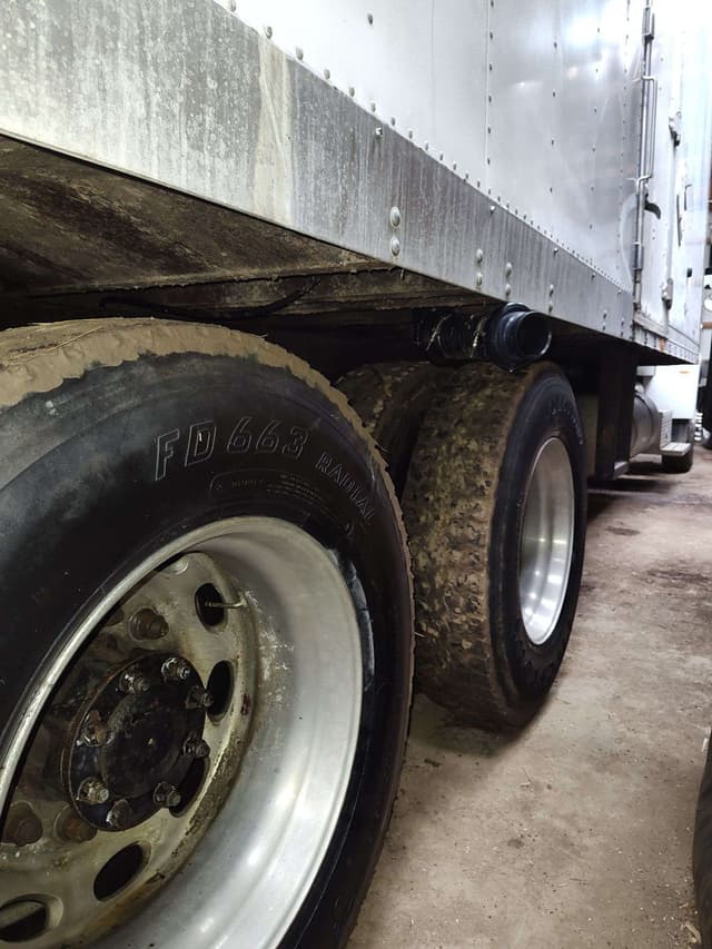 Image of Peterbilt 335 equipment image 3