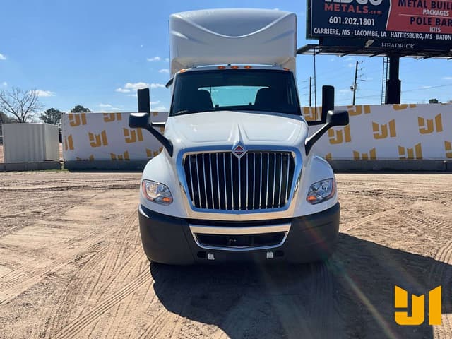 Image of International LT625 equipment image 1