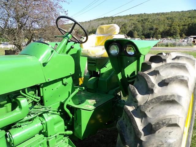 Image of John Deere 3020 equipment image 2