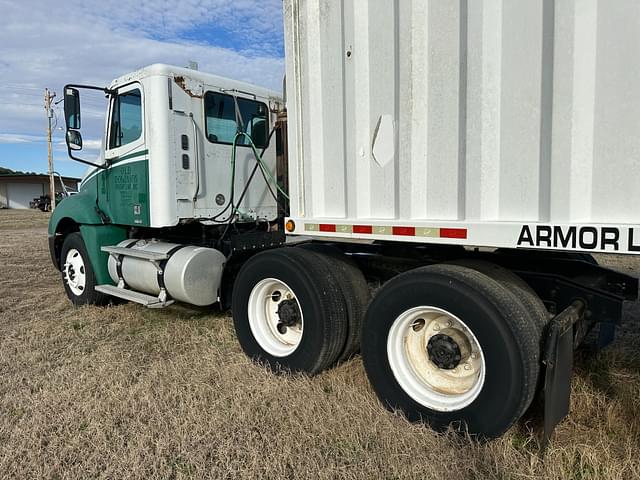 Image of Freightliner Columbia equipment image 3