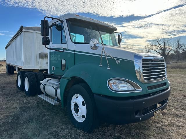 Image of Freightliner Columbia equipment image 1