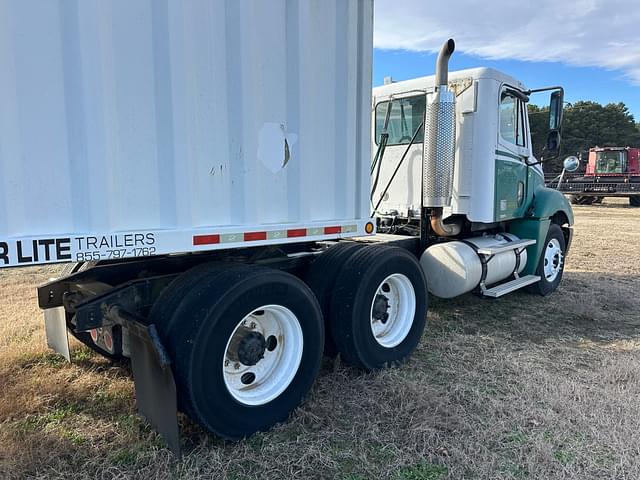 Image of Freightliner Columbia equipment image 2