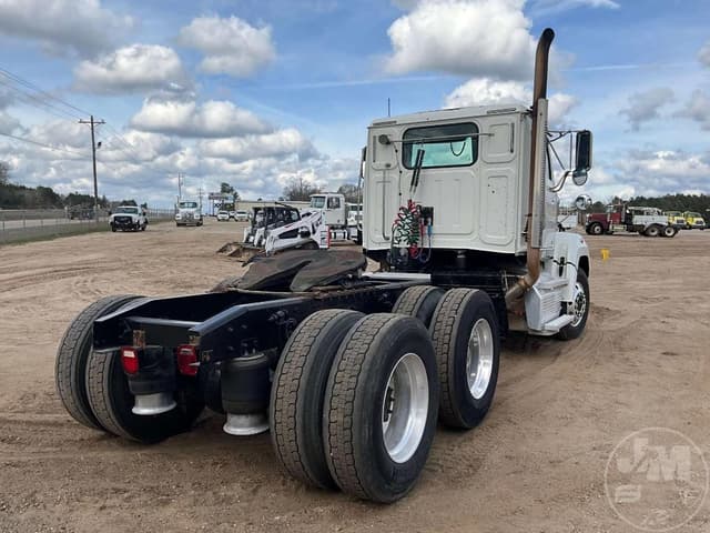 Image of Western Star 4700SF equipment image 4