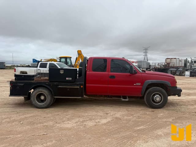 Image of Chevrolet 3500 equipment image 3