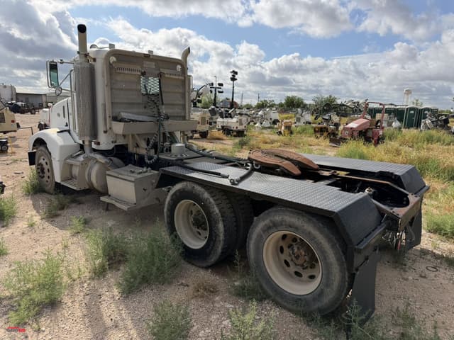 Image of Peterbilt 385 equipment image 3