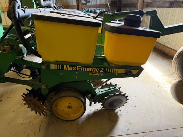 Image of John Deere 7300 equipment image 3