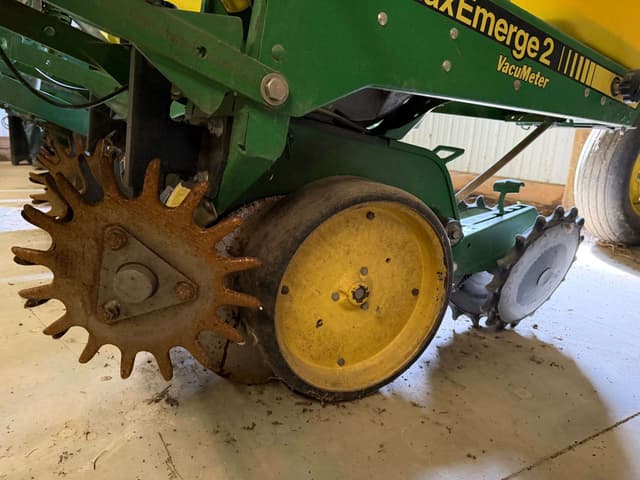 Image of John Deere 7300 equipment image 4