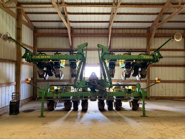 Image of John Deere 7300 equipment image 1