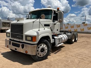 Main image Mack CHU613