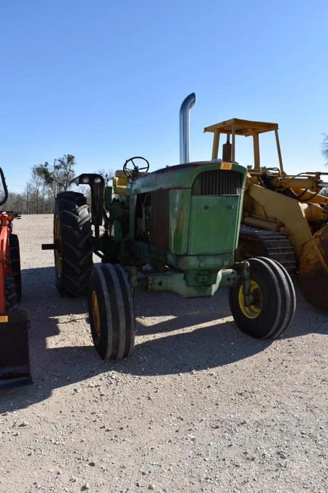 Image of John Deere 4520 equipment image 1