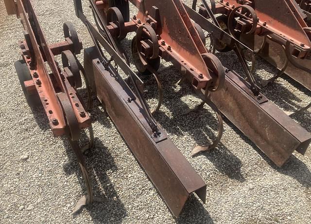 Image of International Harvester 133 equipment image 3