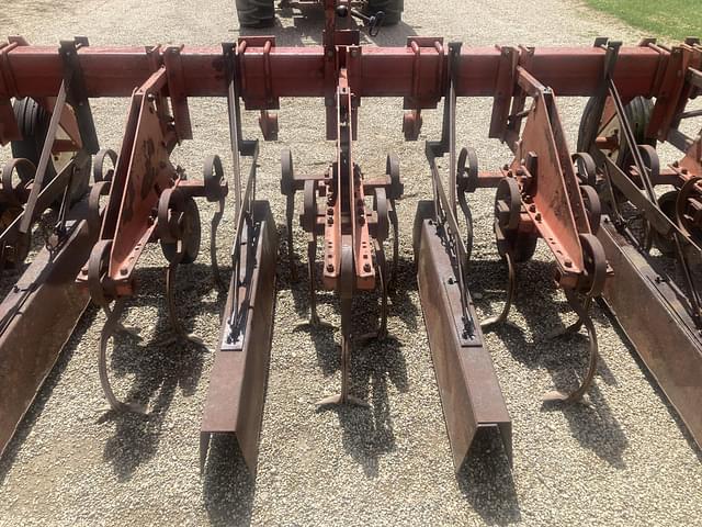 Image of International Harvester 133 equipment image 2