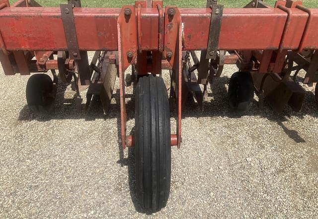 Image of International Harvester 133 equipment image 4