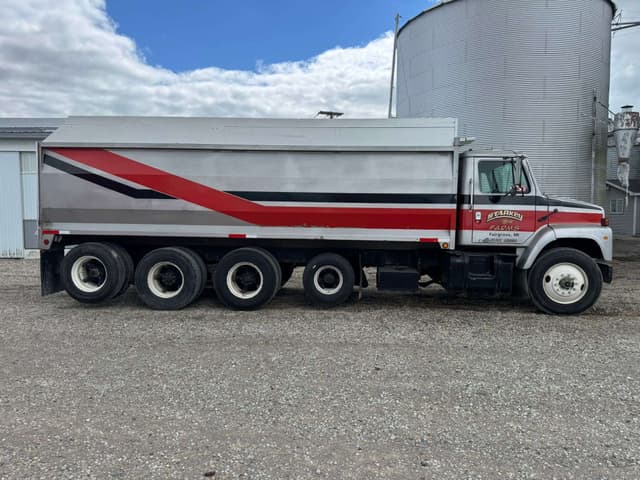 Image of International S2300 equipment image 1