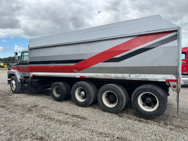 Image of International S2300 equipment image 3