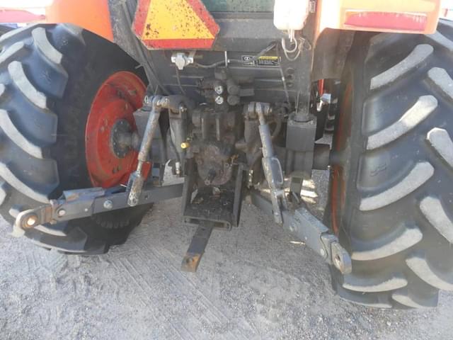 Image of Kubota M7060 equipment image 3