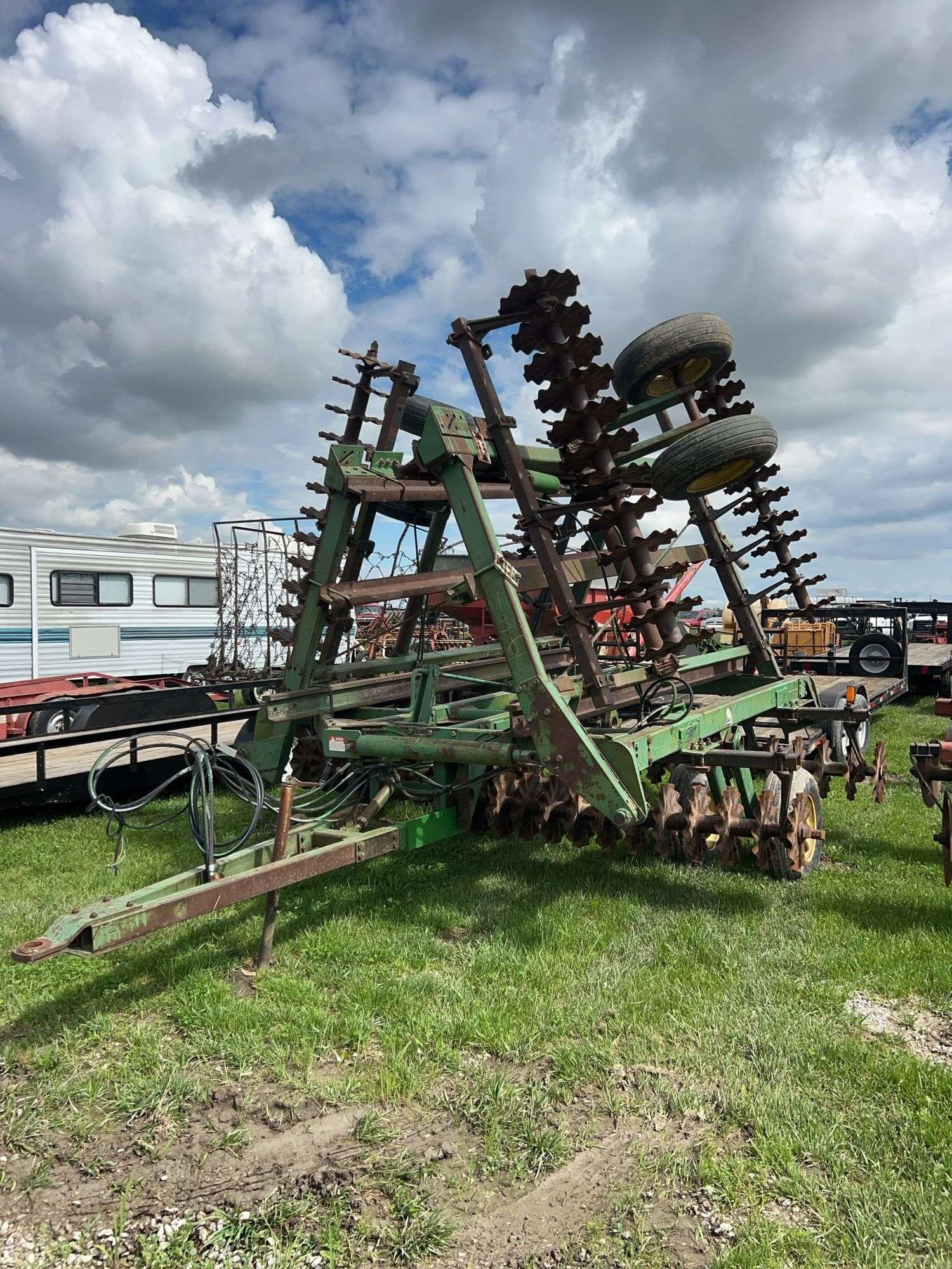 John Deere 235 Equipment Image0