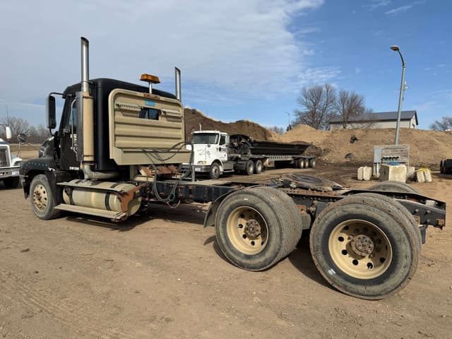 Image of Freightliner Century Class S/T equipment image 2