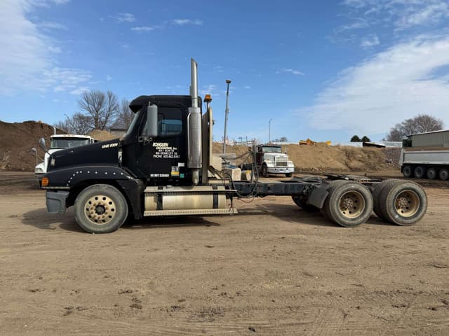 Image of Freightliner Century Class S/T equipment image 1