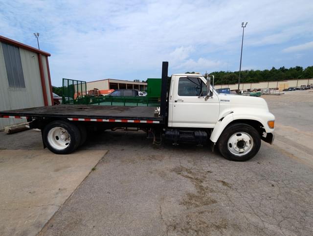 Image of Ford F-800 equipment image 2