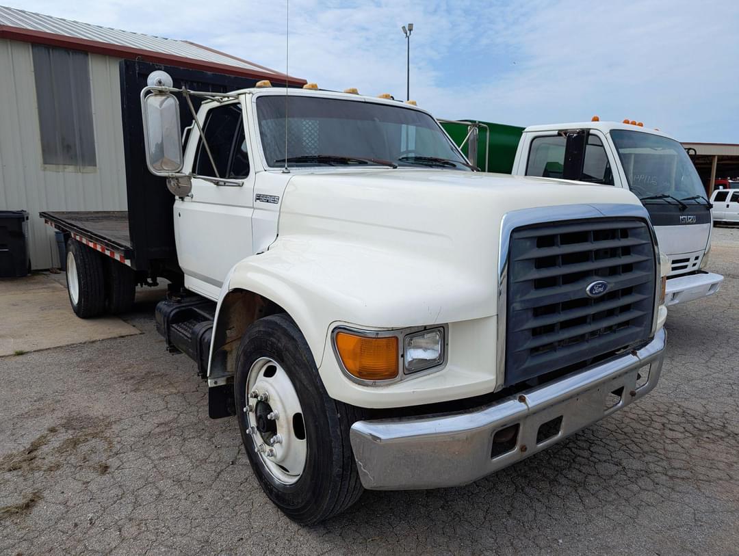 Image of Ford F-800 Primary image