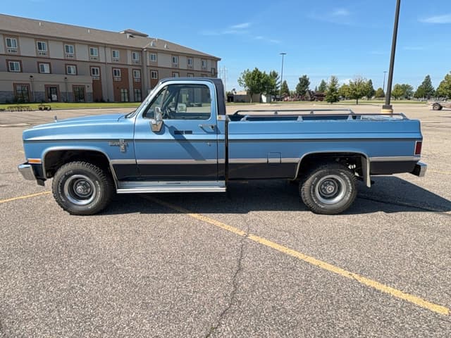 Image of Chevrolet Silverado K10 equipment image 1