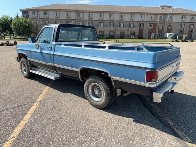 Image of Chevrolet Silverado K10 equipment image 2