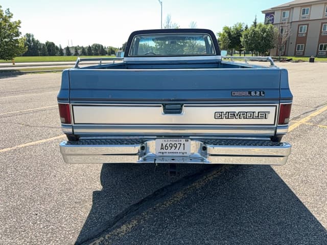 Image of Chevrolet Silverado K10 equipment image 3