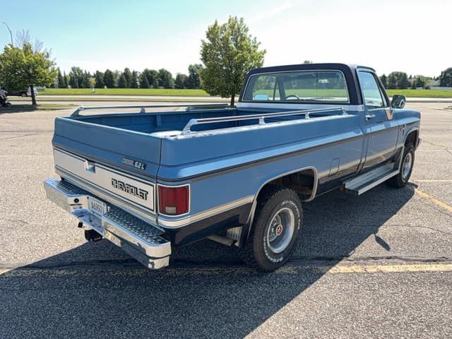 Image of Chevrolet Silverado K10 equipment image 4
