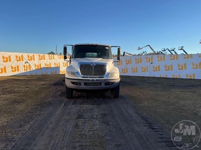 Image of International 4400 equipment image 1