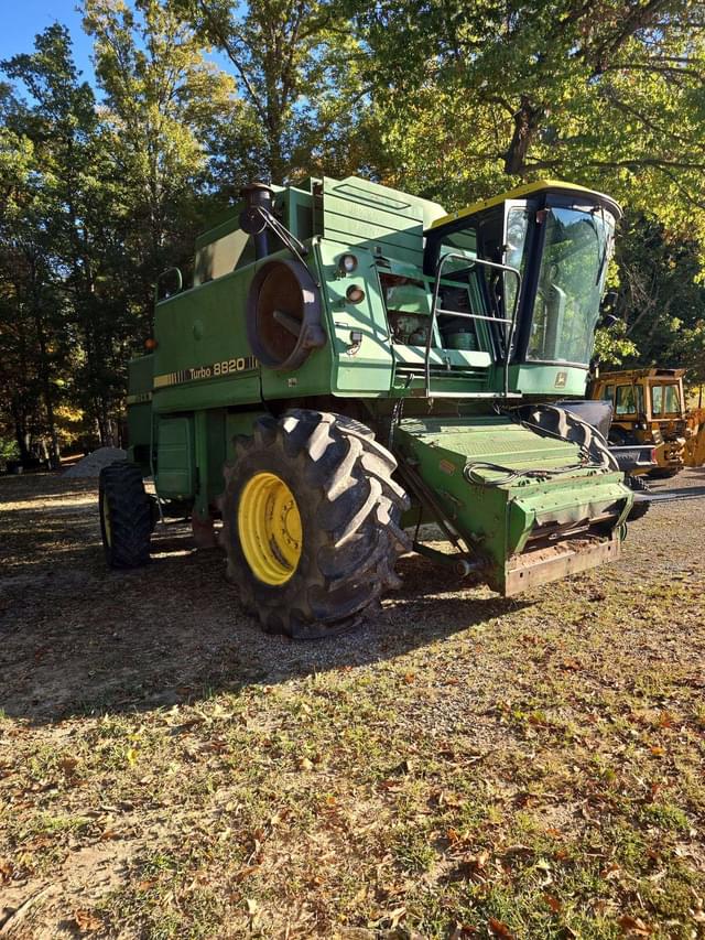 Image of John Deere 8820 equipment image 2