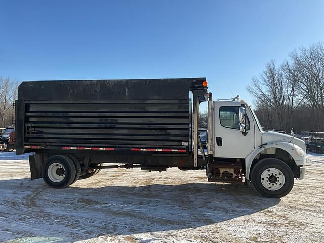 Image of Freightliner M2 equipment image 3