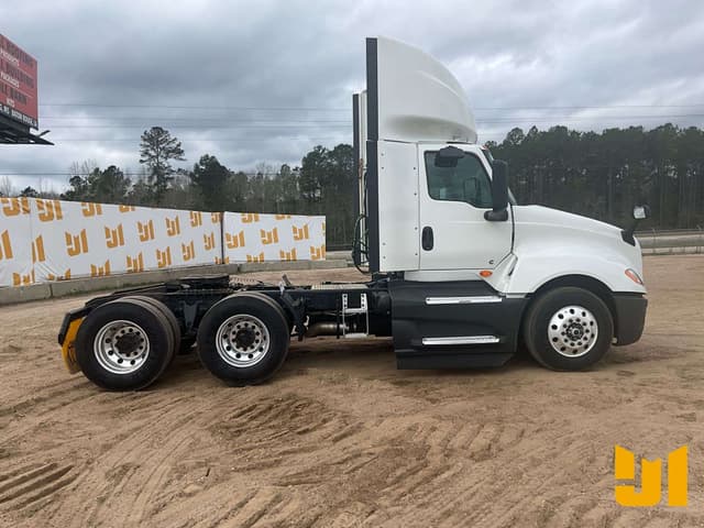 Image of International LT625 equipment image 3