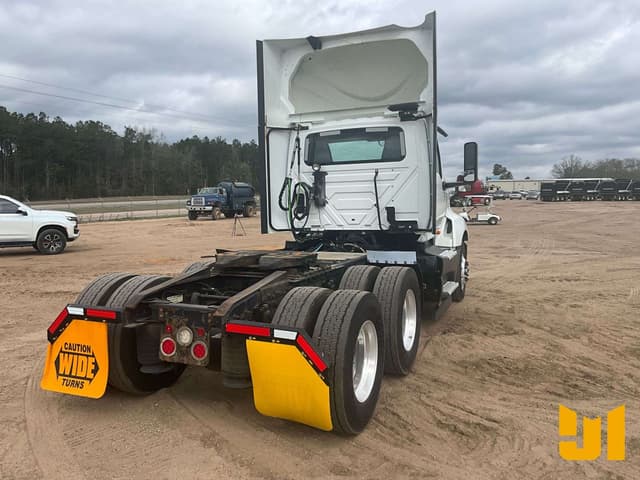 Image of International LT625 equipment image 4