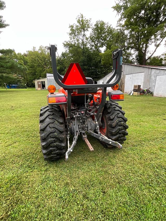 Image of Kubota L3901 equipment image 3